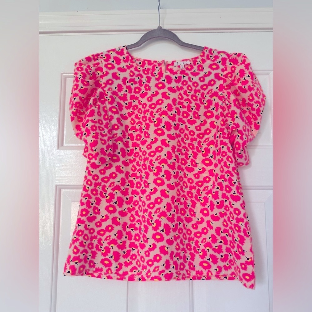 Adorable pink floral TCEC blouse